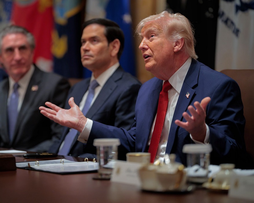 Trump oo iskaashi raadinaya.jpg